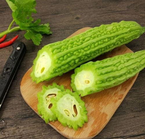 搭肩膀吃瓜,共享欢乐时光