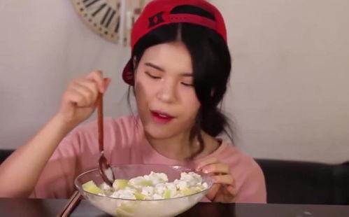 美女吃冰沙哈密瓜