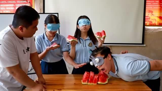 亲子蒙眼吃瓜比赛,欢乐亲子时光，趣味无限挑战